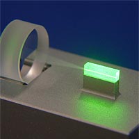 Squeezed light source: a crystal that is illuminated with green light places photons of an infrared laser beam (not visible) in a specific order, thereby reducing the photon noise in that infrared laser.<br /><br />Image: Roman Schnabel / MPI for Gravitational Physics