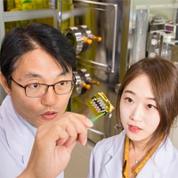 <p>Professor Kyoung Jin Choi (left) and Yeon Soo Jung (right) are examining a wearable TEG. As shown right, the output voltage of the W-STEG attached to clothes was measured to be 52.3 mV.</p>
