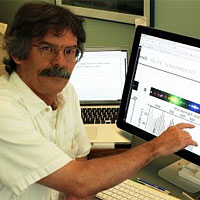 <p>
	UO physicist Michael G. Raymer</p>
