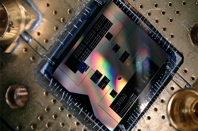 <p>This quantum chip (1x1 cm) allows the researchers to listen to the weakest radio signal allowed by quantum mechanics.</p>
